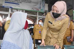 Mojokerto - Bupati menyapa salah satu pasien di RSUD R.A Basoeni - Bupati: Menata SDM pada RS Sangat Penting