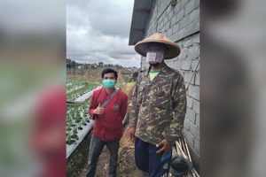 Cegah Covid-19, Mahasiswa PMM UMM 53 Membagikan Caping Face Shield dan Masker Kepada Masyarakat Desa Sumbergondo
