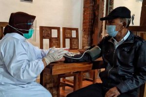 Cek kesehatan lansia. (ws1) - Target April, Dinkes Terus Update Penerima Vaksinasi Lansia