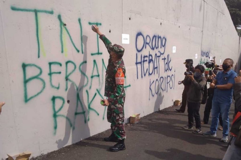 Dandim 0833 Kota Malang menulis 'TNI Bersama Rakyat'. (ist) - Mbois, Pesan Moral Grafiti Warnai Jembatan Kedungkandang