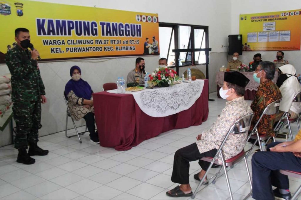 Dandim 0833 menyampaikan pentingnya peran Kampung Tangguh. (ist) - Dandim - Kapolresta Makota Resmikan Kampung Tangguh RW 07 Purwantoro