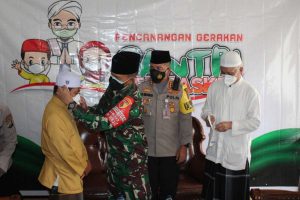 Dandim 0833 menyematkan masker sebagai simbol Gerakan Santri Bermasker. (ws1) - Gerakan Santri Bermasker, Role Model Prokes Masyarakat Sekitar Ponpes