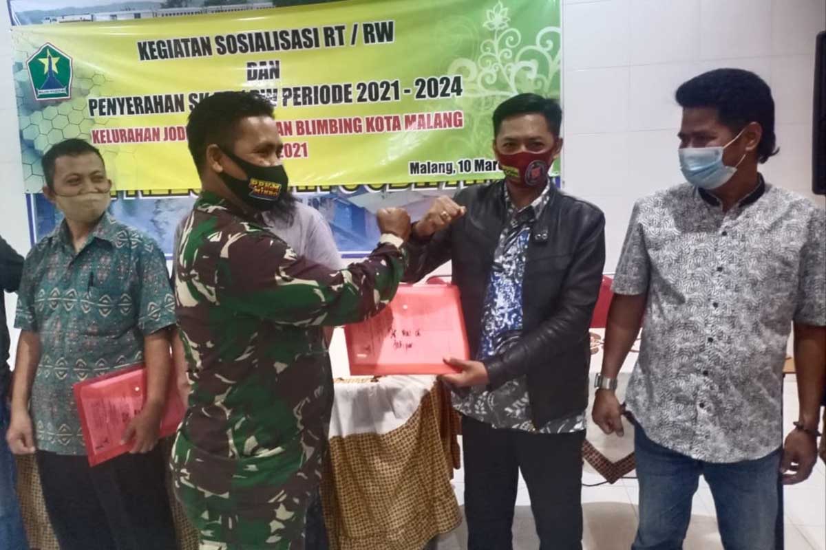 Danramil 0833/03 Blimbing Kapten Arh Imran, turut menyerahkan SK Ketua RT/RW Jodipan. (ist) - Tongkat Estafet Ketua RT/RW Kelurahan Jodipan, Diharapkan Mampu Tekan Covid-19