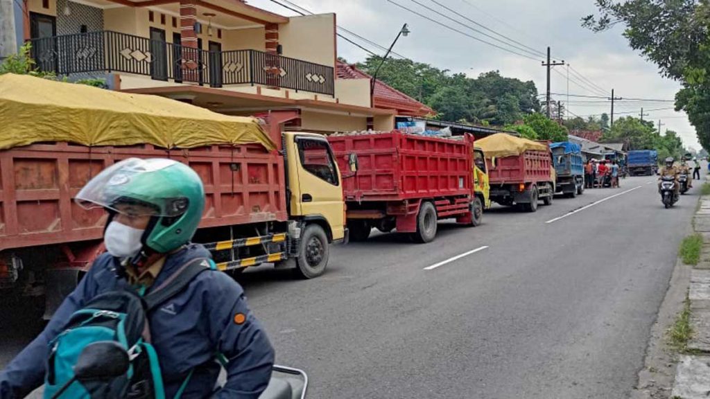 Dari 345 kendaraan yang dihentikan, sebanyak 50 kendaraan angkutan barang telah dilakukan penindakan berupa tilang - Bupati Minta Tindak Tegas Truk Muatan Berlebih - Kediri