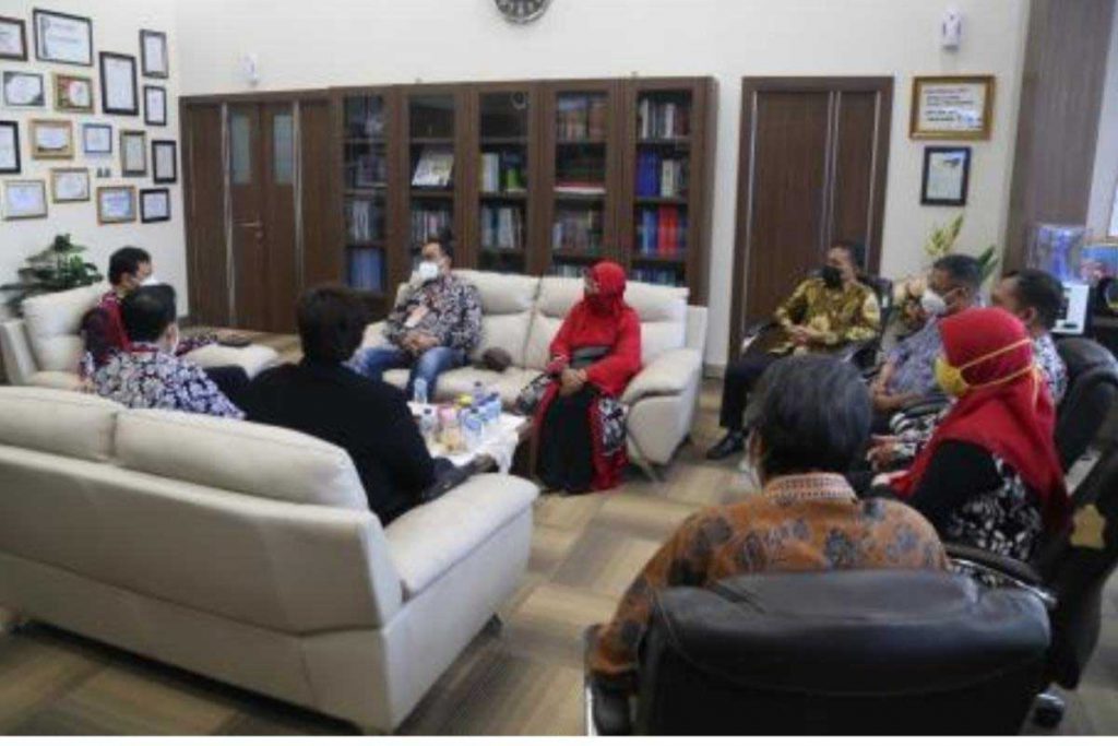 Direktur Polinema menerima kunjungan IMA Chapter Malang di ruang kerjanya. (ist) - Pengurus IMA Chapter Malang Kunjungi Polinema
