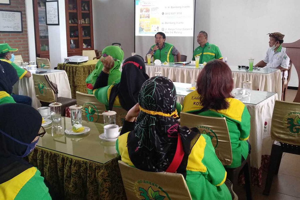 Diskusi mengatasi banjir Kota Malang di Rumah Prestasi 3G. (rhd) - Peduli Atasi Banjir, Kader Lingkungan Kota Malang Ngangsuh Ilmu di Rumah Prestasi 3G - Kunjungi WNS Go Green