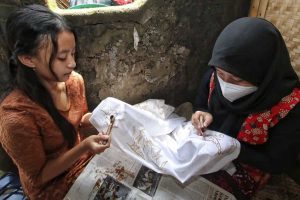 Dua siswi SMKN 5 Malang magang membatik di KBP. (ws1) - Kampung Budaya Polowijen Ujicoba Program SMK Magang Membatik