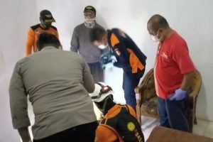 Evakuasi jenazah perempuan di penginapan Pantai Ngliyep. (ist) - Tragedi Pantai Selatan, Wanita Paruh Baya Meregang Nyawa di Penginapan Ngliyep