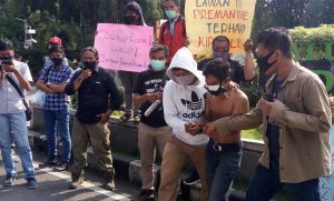 Forum Wartawan Sidoarjo (FORWAS) melakukan orasi dan teatrikal didepan monumen Jayandaru mengecam kekerasan terhadap wartawan. (gus) - Forwas Kecam Aksi Penganiayaan Wartawan TEMPO