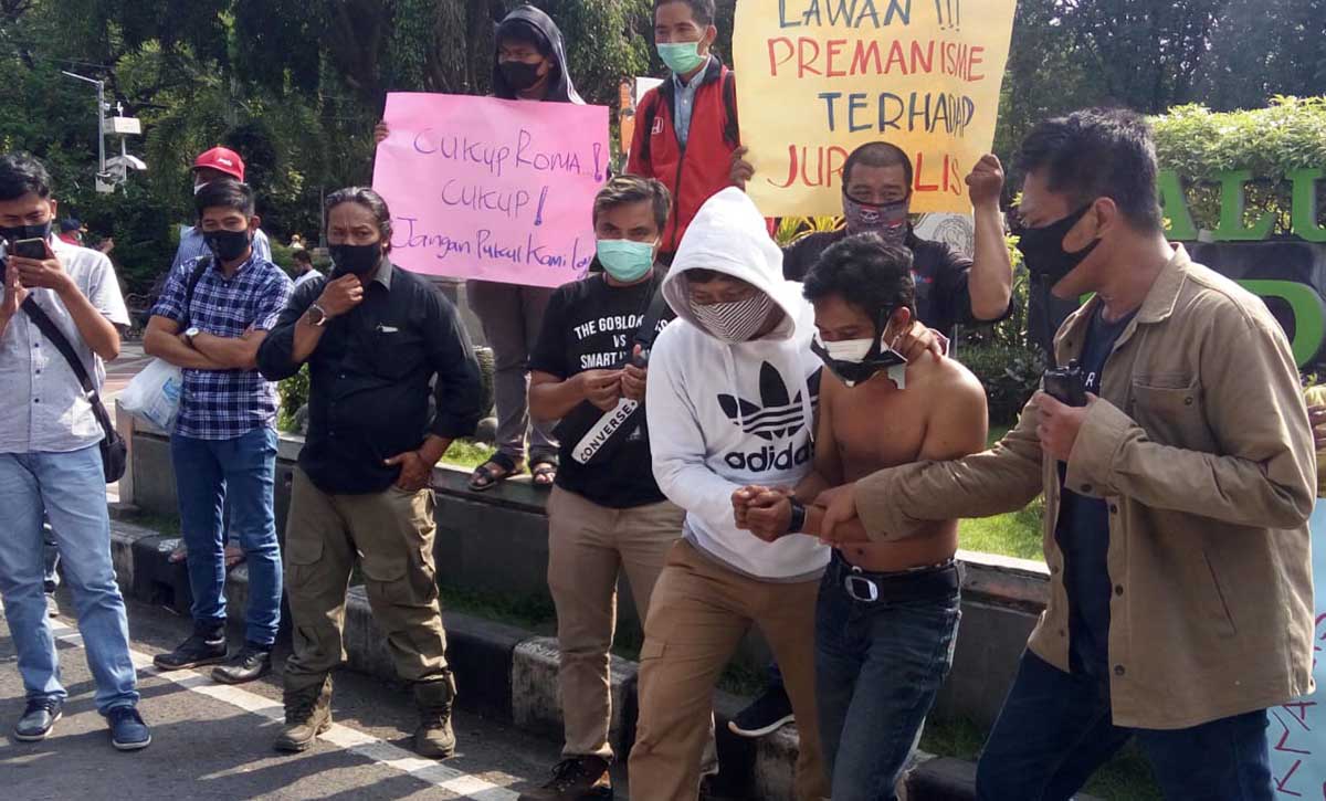 Forum Wartawan Sidoarjo (FORWAS) melakukan orasi dan teatrikal didepan monumen Jayandaru mengecam kekerasan terhadap wartawan. (gus) - Forwas Kecam Aksi Penganiayaan Wartawan TEMPO