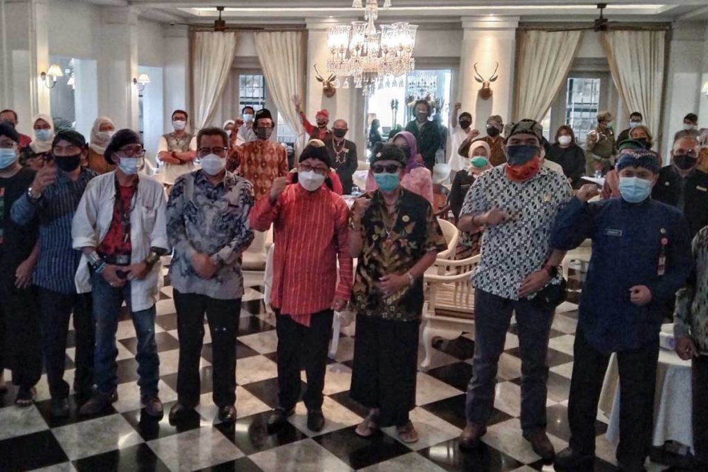 Foto bersama Walikota Malang, Kadisdikbud dan budayawan. (ws1) - MoU Tiga Instansi, Disdikbud Kota Malang Dorong Peningkatan Lembaga Kebudayaan