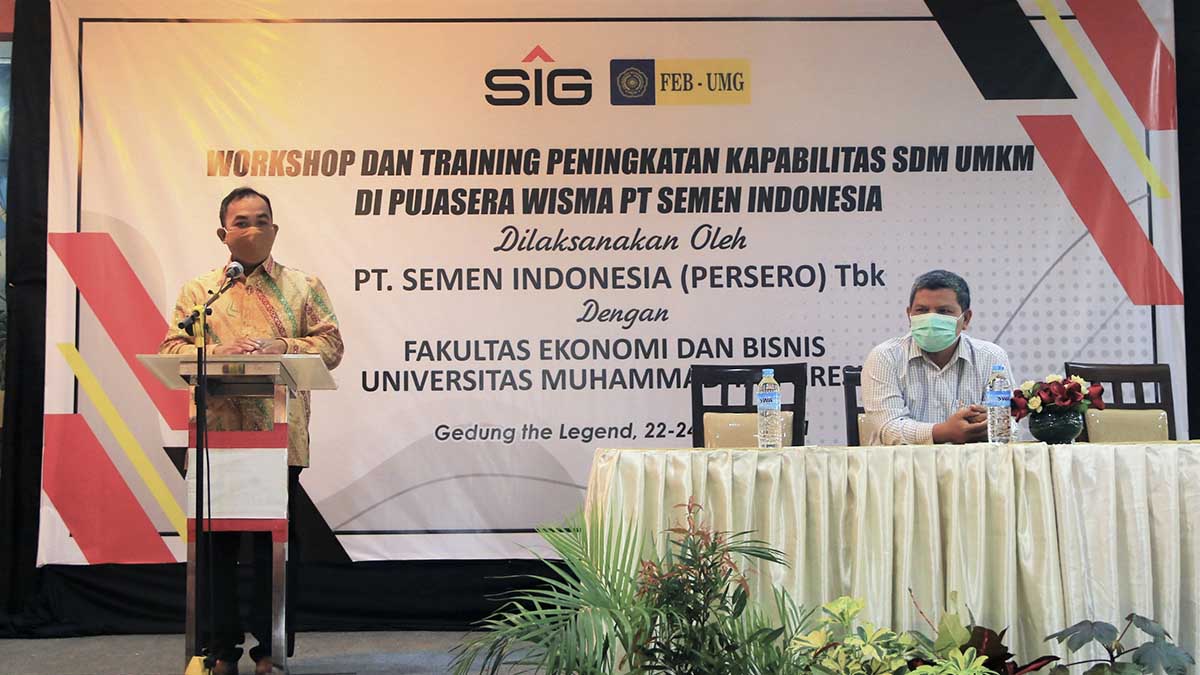 General Manager of CSR, Edy Saraya pada acara pelatihan peningkatan Sumber Daya Manusia (SDM) kepada Usaha Mikro Kecil dan Menengah (UMKM) Pujasera Wisma A Yani, di Warung Lagend, Gresik - SIG Bekali 28 UMKM Cara Berjualan Menggunakan Platform Digital