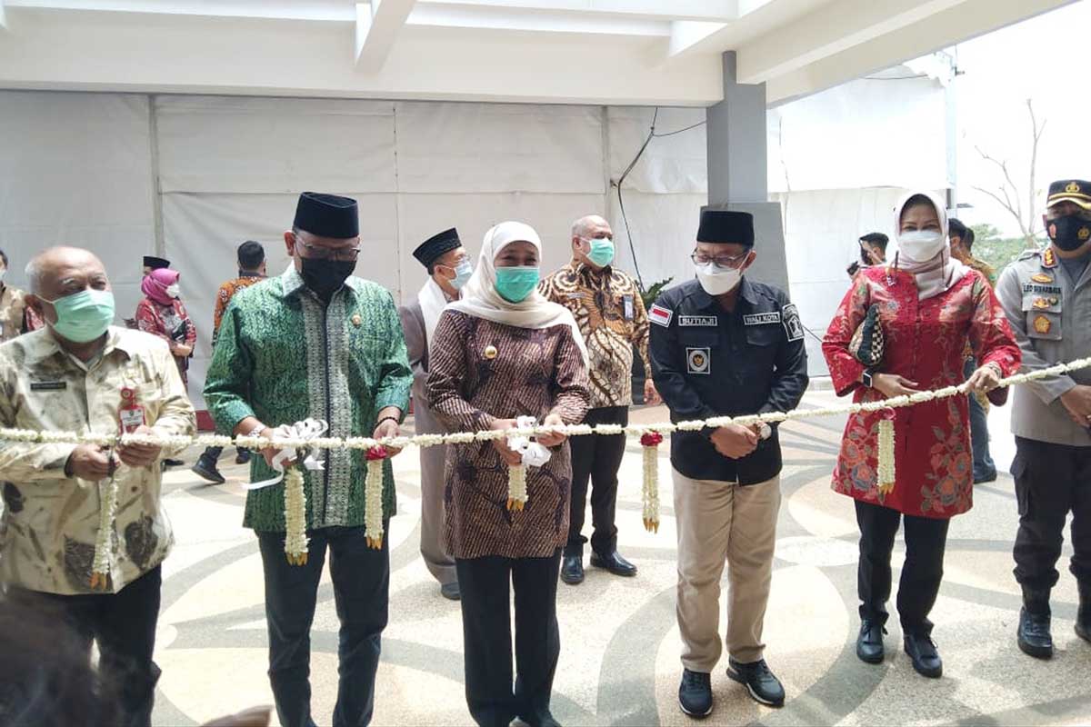 Gubernur Jatim meresmikan gedung UPT Pelatihan Dinkop UKM. (ws1) - Khofifah Resmikan UPT Pelatihan Dinkop UKM Jatim, Sentra Labkop UMKM