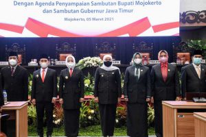 Gubernur Jatim (tengah) foto bersama Bupati dan Wakil Bupati serta Ketua dan Wakil Ketua DPRD Mojokerto - Gubernur Ajak Kerja Extraordinary di Masa Pandemi Covid-19