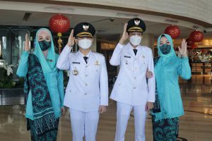 H. Muchamad Nur Arifin dan wakilnya Syah Muhammad Natanegara menjadi pasangan bupati terpilih pertama yang dilantik Gubernur Jawa Timur, Khofifah Indar Parawansa - Bupati dan Wabup Trenggalek Pasangan yang Pertama Dilantik