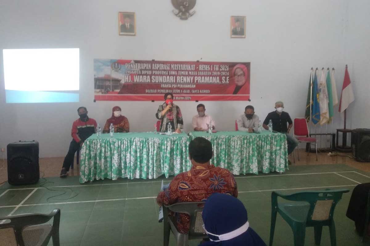 JARING ASPIRASI: Hj. Wara Sundari Renny Pramana SE, melakukan reses di desa Baye Kecamatan Kayen Kidul Kabupaten Kediri, Minggu (07/03/21) pagi - Anggota DPRD Provinsi Jatim Jaring Aspirasi di Desa Baye