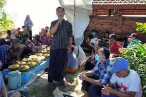 ARAHAN: Janu Moch. Yani , sesepuh Dusun Junwatu memberikan arahan pentingnya prokes saat ruwatan Dusun. (par) - Pemdes Junwangi Lestarikan Tradisi Ruwatan