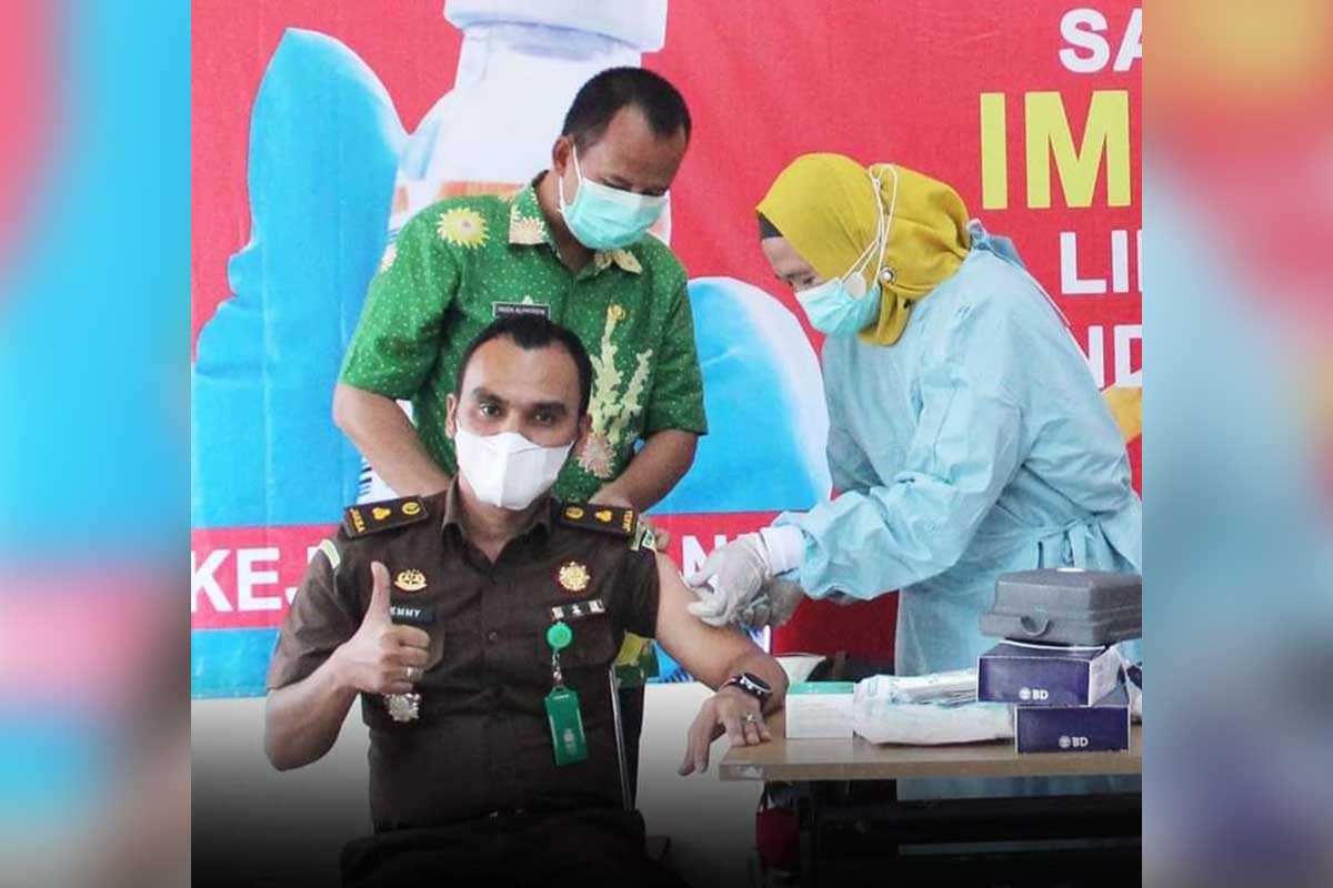 Jemmy Sandra Kasi Intel saat divaksin petugas medis - 56 Abdi Adhyaksa Divaksin