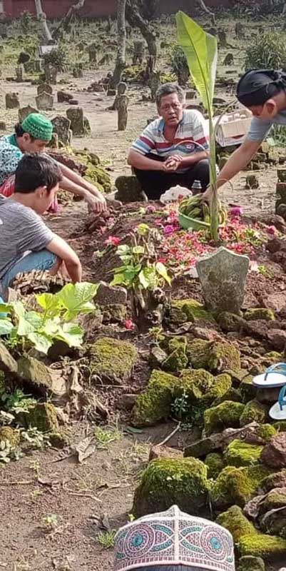 DIMAKAMKAN - Jenazah Ach Dafin Afandi dimakamkan di Tempat Pemakaman Umum (TPU) Desa Terungwetan, Kecamatan Krian, Sidoarjo, Senin (15/03/2021) - Dafin Dikenal Suka Menolong - Sosok Pemuda yang Tenggelam di Long Storage Kalimati