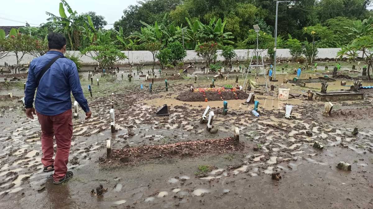DIMAKAMKAN - Jenazah korban dugaan pembunuhan, Andika Reza Rahmadani (14) warga Desa Lambangan, Kecamatan Wonoayu, Sidoarjo yang tewas di parit sawah Deaa Gelang, Kecamatan Tulangan, Sidoarjo, Sabtu (06/03/2021) - Pemuda Tewas di Parit Gelang Pelajar Kelas 2 SMP - Diduga Korban Begal Karena Motor Beat Hilang