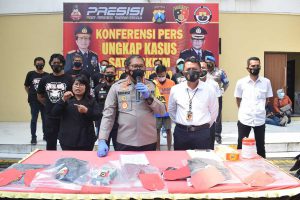 KEJAM - Dua tersangka pembunuhan terhadap Andika Reza Rahmadani (15) warga Desa Lambangan, Kecamatan Wonoayu, Sidoarjo yakni MH (26) dan MBK (21) yang tegah membunuh tetangganya dipamerkan di halaman Polresta Sidoarjo, Senin (15/03/2021) - Dua Pemuda Lambangan Tega Bunuh Tetangga yang Masih SMP - Demi Kuasai HP