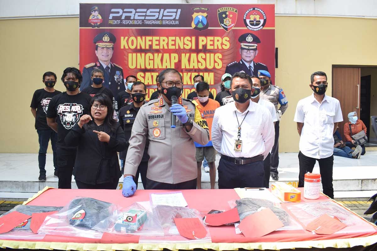 KEJAM - Dua tersangka pembunuhan terhadap Andika Reza Rahmadani (15) warga Desa Lambangan, Kecamatan Wonoayu, Sidoarjo yakni MH (26) dan MBK (21) yang tegah membunuh tetangganya dipamerkan di halaman Polresta Sidoarjo, Senin (15/03/2021) - Dua Pemuda Lambangan Tega Bunuh Tetangga yang Masih SMP - Demi Kuasai HP