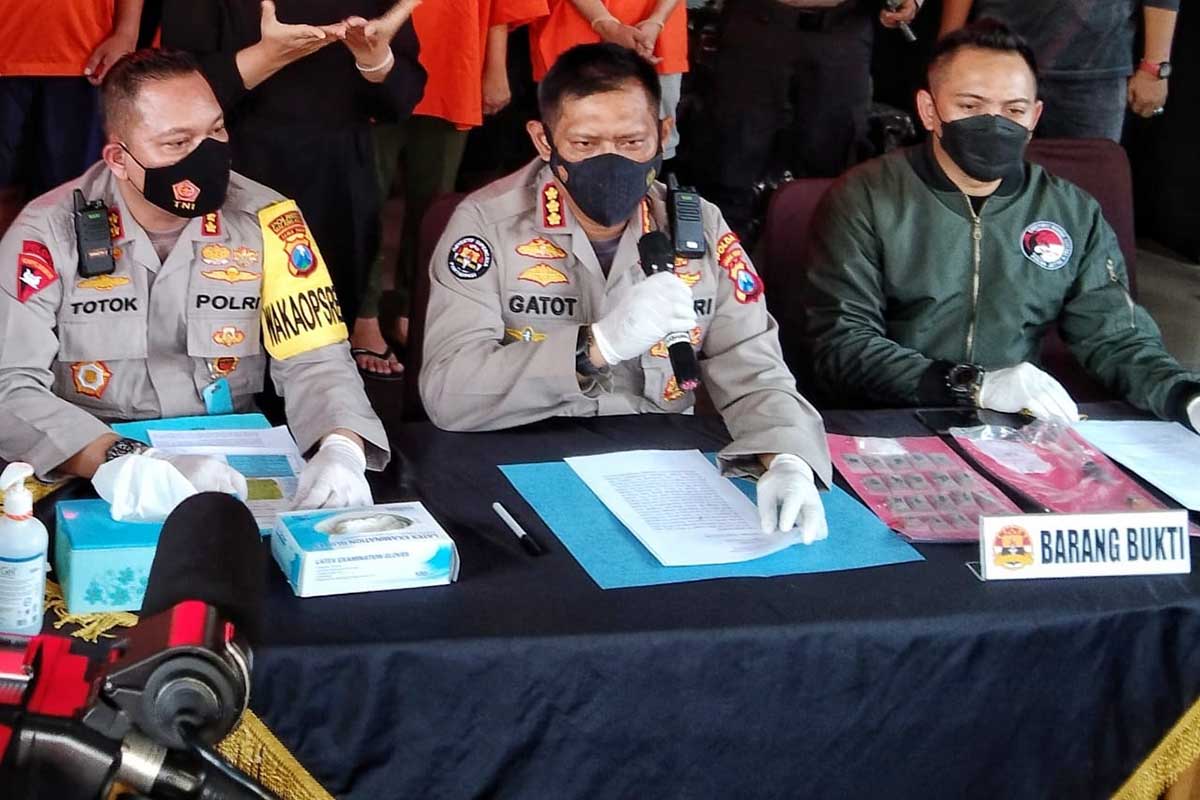 Kabid Humas Polda Jawa Timur rilis penangkapan narkoba. (ws1) - Polresta Malang Kota Bongkar Sindikat Narkoba, Salah Satunya ASN Kota Malang