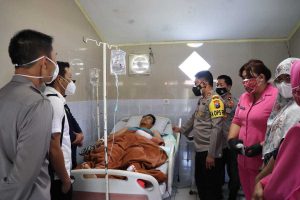 TERBARING : Kapolres Batu, AKBP Catur C Wibowo saat menjenguk Aipda Tony di RS Bhayangkara Hasta Brata Kota Batu lantaran terkena bom bondet yang dibawa oleh pelaku. (dok) - Catur Apresiasi Keberanian Tony - Aksi Polisi Terluka Ledakan Bondet Milik Begal