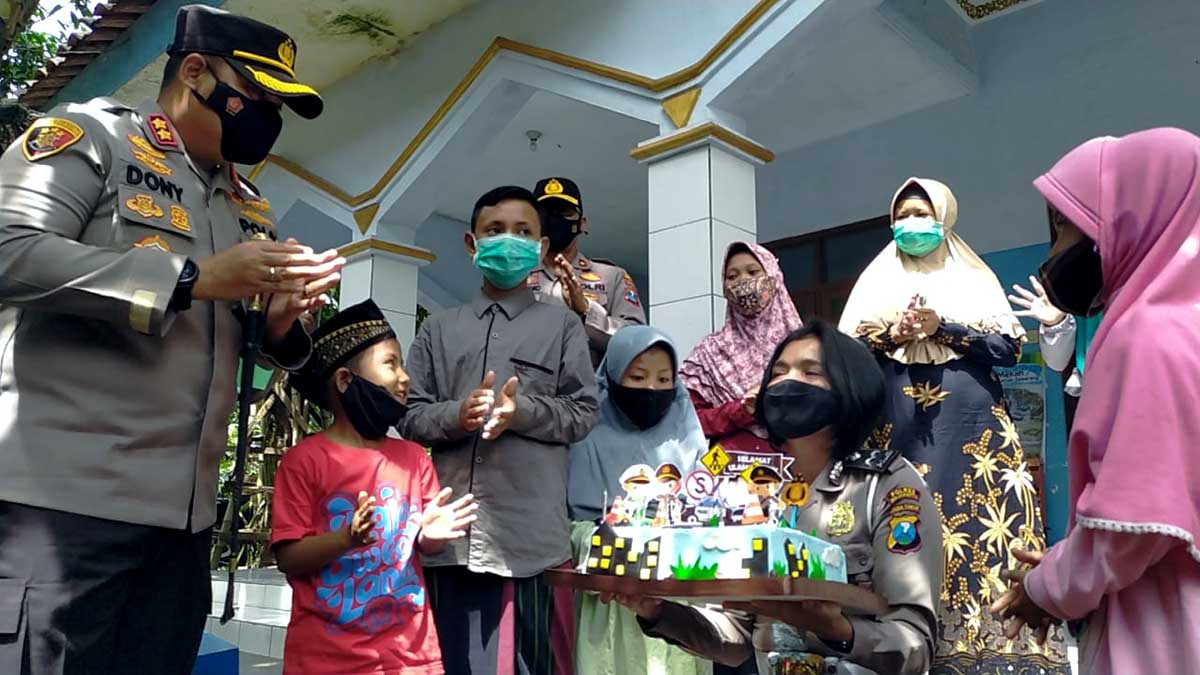 SURPRISE: Kapolres Mojokerto memberikan kado dan kue ulang tahun kepada wawan di panti asuhan - Surat Anak Panti Asuhan untuk Polisi