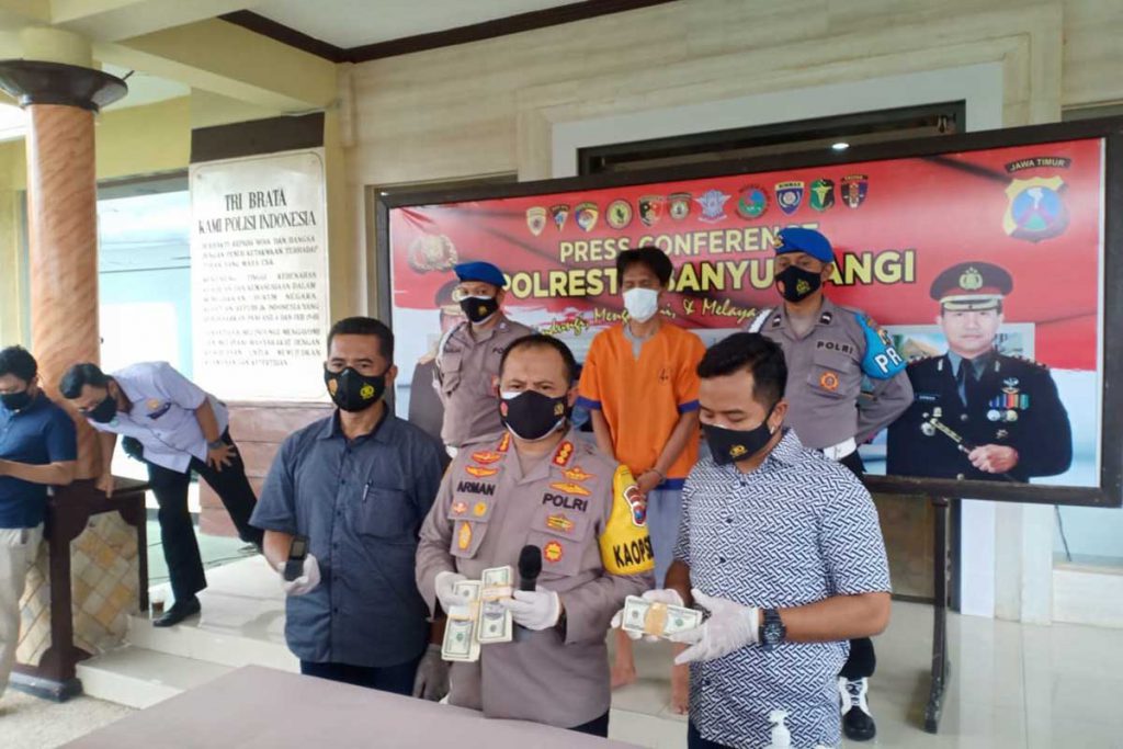 Kapolresta Banyuwangi Kombespol Arman Asmara Syarifuddin saat menggelar pers Conference terkait penangkapan tersangka AL, tersangka ke-13 dalam kasus uang asing palsu, bertempat di Mapolresta Banyuwangi, Selasa (30/3/2021) siang - Polresta Banyuwangi Kembali Mengamankan Tersangka Ke-13 Kasus Uang Asing Palsu