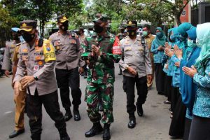 Kapolresta Makota dan Dandim 0833 aktif turun operasi yustisi dan PPKM Mikro. (ist) - TNI-Polri Kota Malang Serentak Operasi Yustisi dan PPKM Mikro