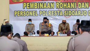 SHOLAWAT - Kapolresta Sidoarjo Kombespol Sumardji memimpin acara peringatan Isra' Mi'raj Nabi Muhammad SAW 1442 Hijriyah dengan menggelar pengajian dan pembacaan Shalawat Nabi di Gedung Serbaguna Polresta Sidoarjo, Kamis (18/03/2021) - Jajaran Polresta Sidoarjo Bersholawat - Peringatan Isra' Mi'raj