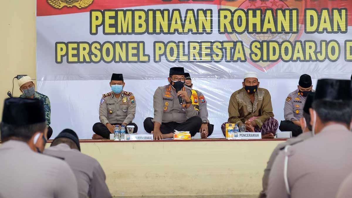 SHOLAWAT - Kapolresta Sidoarjo Kombespol Sumardji memimpin acara peringatan Isra' Mi'raj Nabi Muhammad SAW 1442 Hijriyah dengan menggelar pengajian dan pembacaan Shalawat Nabi di Gedung Serbaguna Polresta Sidoarjo, Kamis (18/03/2021) - Jajaran Polresta Sidoarjo Bersholawat - Peringatan Isra' Mi'raj