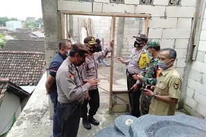 Kapolsek Pesantren beserta anggota dan Unit identifikasi Polres Kediri Kota datang ke lokasi kejadian - Diduga Depresi, Seorang Pria Gantung Diri di Mushola
