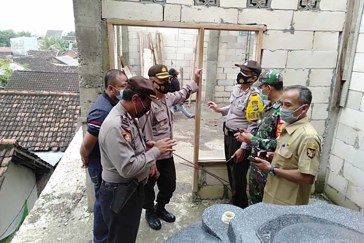 Kapolsek Pesantren beserta anggota dan Unit identifikasi Polres Kediri Kota datang ke lokasi kejadian - Diduga Depresi, Seorang Pria Gantung Diri di Mushola