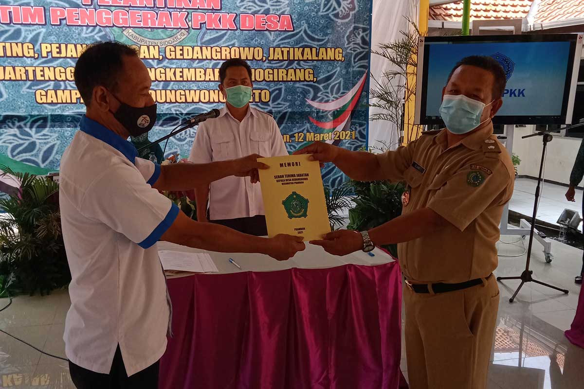 Kepala Desa Gedangrowo Slamet, (kanan) ,menerima memori jabatan Kepala Desa disaksikan Camat Prambon Ronny Julian. (par) - Camat Prambon Ingatkan Kades Terpilih - Sinkronisasi RPJMDes Dengan RPJMD Kabupaten