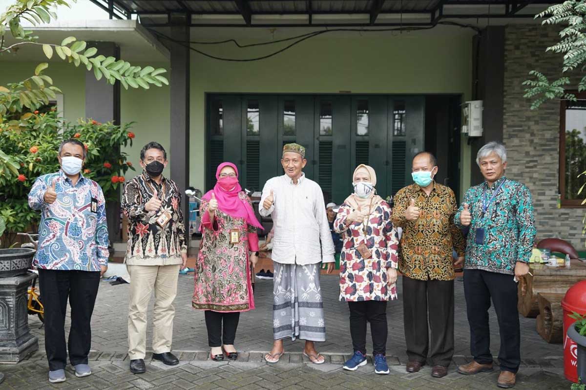 SOWAN - Kepala Kanwil DJP Jatim II, Lusiani bersama staf sowan ke Pengasuh Pesantren Progresif Bumi Sholawat, KH Agoes Ali Masyhuri di Desa Lebo, Kecamatan Sidoarjo, Rabu (17/03/2021) - Kanwil DJP Jatim II Sowan Gus Ali - Ajak Tokoh Agama Dorong Kepatuhan Wajib Pajak