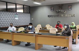 Ketua DPRD Kabupaten Blitar, Suwito bersama Ketua Komisi I, dan Wakil Ketua Komisi IV, mengikuti Ranwal RKPD Tahun 2022 dari ruang Vidcon DPRD Kabupaten Blitar - Ketua DPRD Ikuti Ranwal RKPD Tahun 2022 Secara Virtual