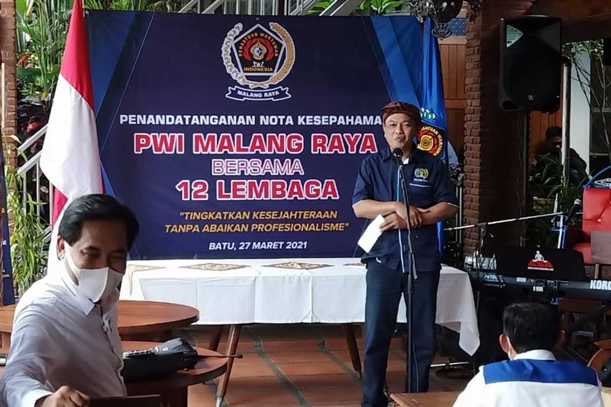 Ketua PWI Malang Raya saat memberikan sambutan. (rhd) - PWI Malang Raya Jalin MoU 12 Lembaga