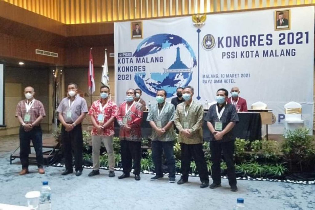 Ketum dan Waketum, diapit anggota Exco Askot PSSI Malang. (ws2) - Haris Thofly Tetap Ketua Askot PSSI Malang 2021-2025