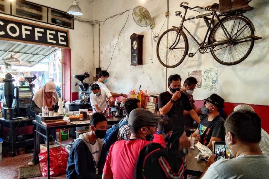 Suasana jadoel dari dalam kedai kopi Klodjen Djaja. (ws1) - Usung Suasana Djadoel, Klodjen Djaja 1956 Sajikan Kopi Lokal Merakyat