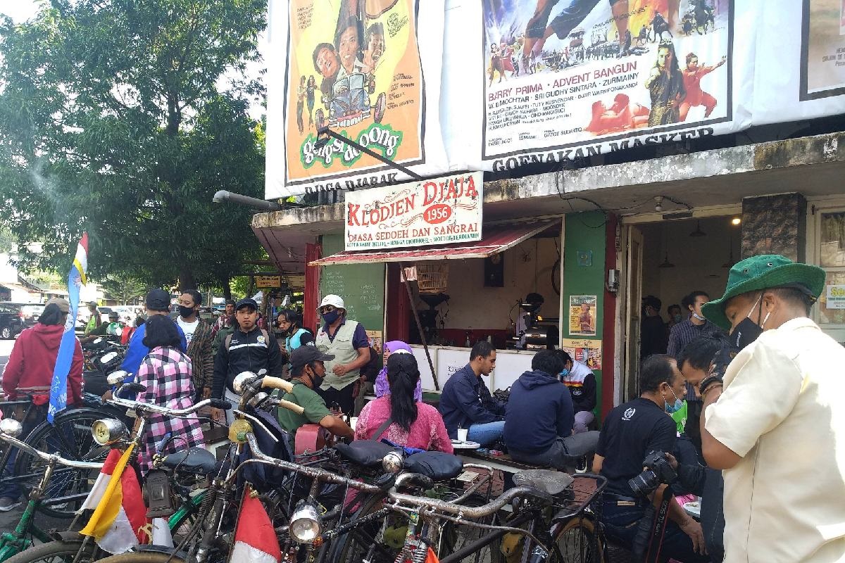 Pengunjung sedang menikmati kopi sambil bersantai di depan kedai kopi Klodjen Djaja. (ws1) - Usung Suasana Djadoel, Klodjen Djaja 1956 Sajikan Kopi Lokal Merakyat