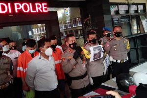 Kombes Pol Leonardus Simarmata menggelar konferensi pers kepada awak media. (ws1) - Sakit Hati Gagal Balapan, Dua Pemuda Lempari Mobil Patroli