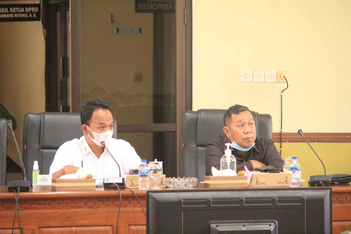 HEARING - Komisi A DPRD Sidoarjo memoratorium perizinan minimarket lantaran ada 210 minimarket yang belum berizin tapi sudah beroperasi di seluruh wilayah Sidoarjo dengan alasan perizinannya masih dalam proses pengajuan saat hearing di ruang rapat DPRD Sidoarjo, Senin (29/03/2021) - 210 Minimarket Beroperasi Tak Berizin - Dewan Sidoarjo Desak Moratorium