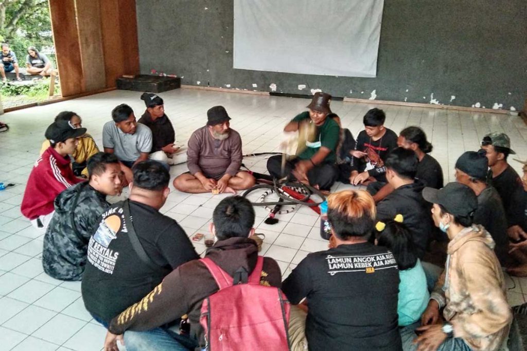 Komunitas Cemeti Malang membahas rencana ke depan bersama DKM. (ws1) - Komunitas Cemeti Malang Ingin Segera Gelar Pertunjukan
