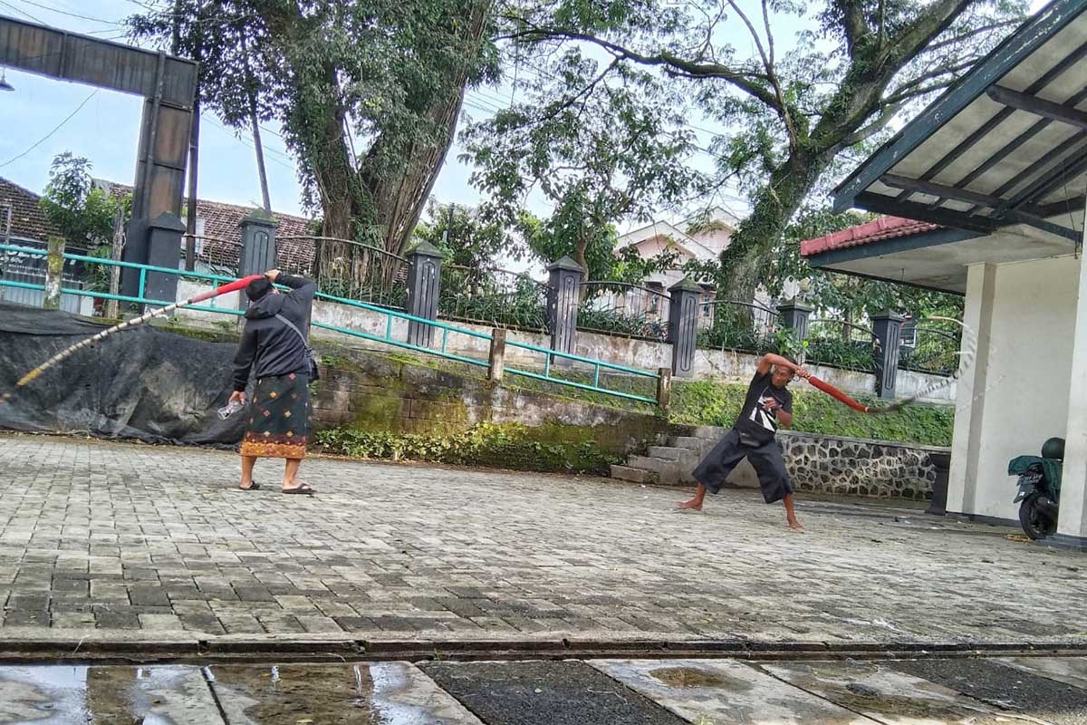 Komunitas Cemeti Malang unjuk gigi di DKM. (ws1) - Komunitas Cemeti Malang Ingin Segera Gelar Pertunjukan
