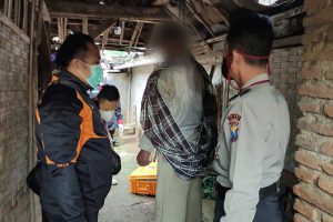 Kondisi Darip saat ditemukan di pelataran rumah. (ist) - Geger Warga Manggisari Gantung Diri