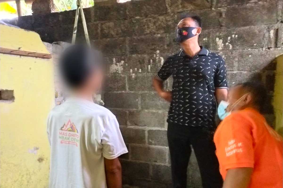 Kondisi korban saat ditemukan tergantung pada tali sobekan kain - Frustrasi Penyakit Tak Sembuh, Warga sambi Nekat Gantung Diri