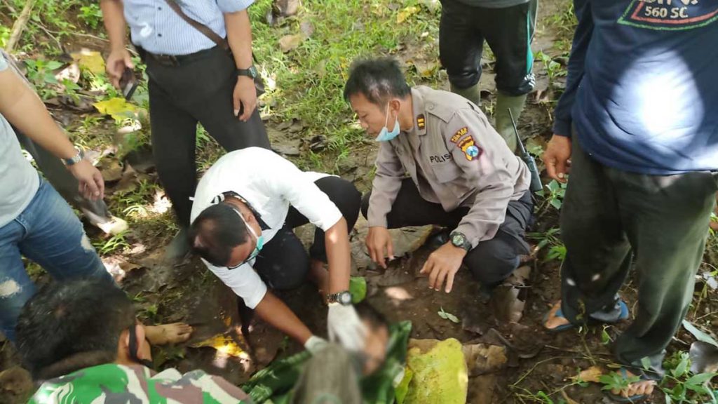 Kondisi korban saat ditemukan warga di bawah pohon jati - Diduga Depresi, Warga Selopanggung Mojo Gantung Diri