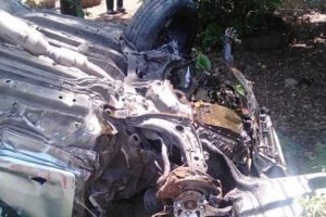 Kondisi mobil Toyota Yaris, usai tertabrak KA Penataran di Jatiguwi. (ws2) - Yaris vs KA Penataran di Jatiguwi, Ibu Kritis Anak Tewas